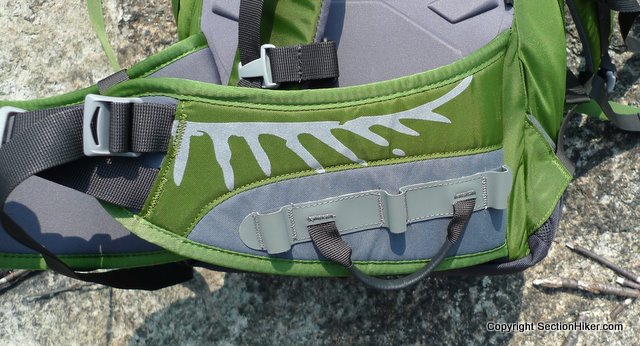 ozubené smyčky na bederních pásech usnadňují lezení na stojanu: Osprey balení Mutant 38