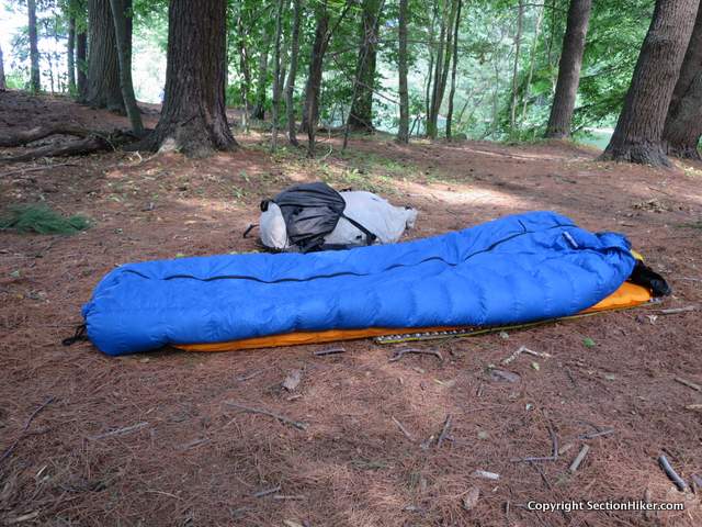 The Feathered Friends Flicker 40 UL Quilt Sleeping Bag has a center zip, adjustable foot vent, and a draft collar providing sleepers with a highly flexible set of temperature regulation and configuration options.