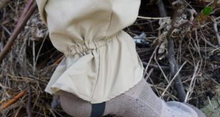 The Original Bug Shirt Company Bug Gaiter has stirrups that help keep the gaiter in place to protect your ankles and prevent bugs from crawl up your leg