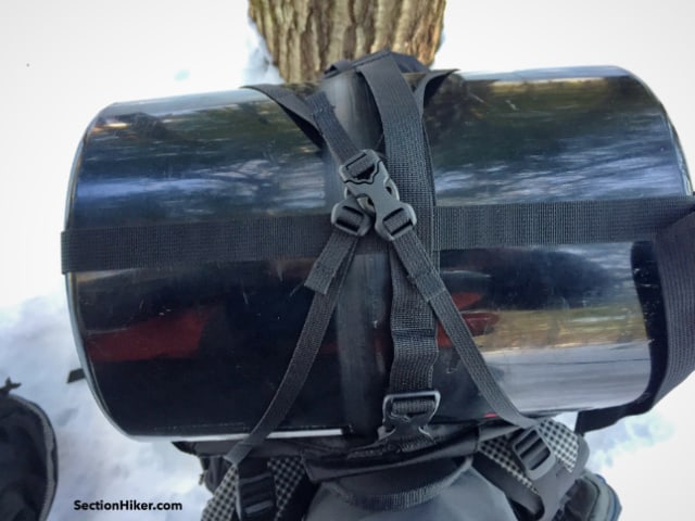 If you've removed the top lid (because you don't like them) and but feel like you want more reinforcement of the bear canister, you can connect the top side compression straps with the straps the normally connect the lid above the shoulder straps and cross-cross them, as shown. 