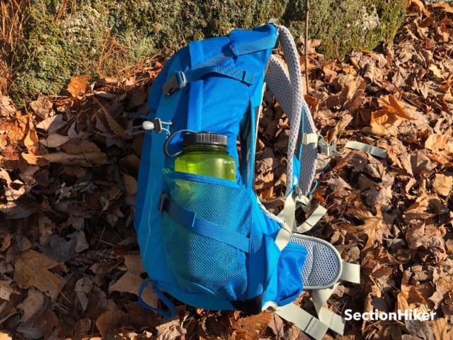The side compression straps can be routed above or behind the water bottle pockets