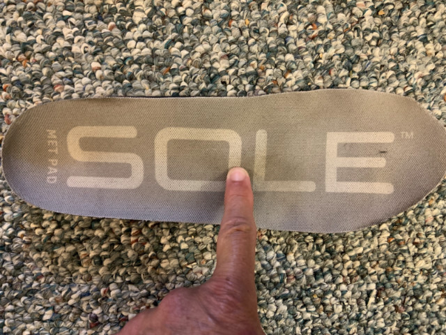 The SOLE insole has a bump (met pad) sewn into the insole, but that makes is impossible to position for your needs.