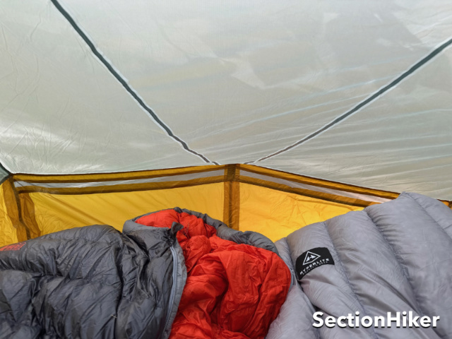 The mesh band between the ceiling and the side walls helps the tent adapt to an uneven surface.