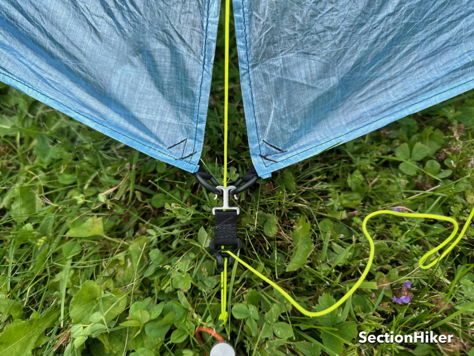 As portas do vestíbulo são fixadas à mesma linha de sustentação do pico usando esta pequena peça de hardware.